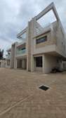 6 Bed House with En Suite in Lavington