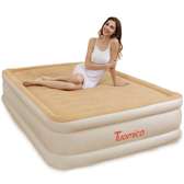 Inflatable bed with inbuilt pump
