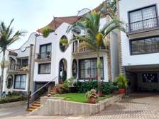 Kyuna -Spectacular five bedrooms townhouse for sale.