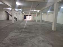 20,000 ft² Warehouse with Parking in Industrial Area