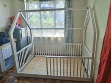 Kids bed with barrier