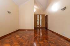 6 Bed House with En Suite in Runda