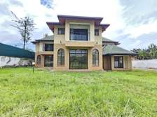 6 Bed House with En Suite in Runda