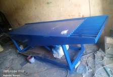Vibration table machine
