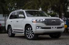 2016 LANDCRUISER ZX BEIGE LEATHER PEARL WHITE COLOUR