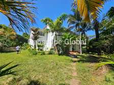 5 Bed House with En Suite in Runda