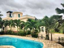 Villa moderne avec piscine privée et jardin tropical