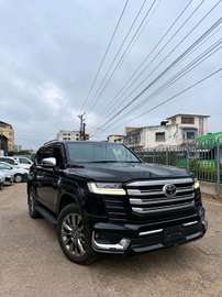 LANDCRUISER LC300 2023MODEL PETROL SUNROOF