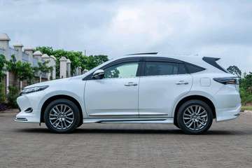 Toyota Harrier hybrid 2.5 4WD 2017 White color
