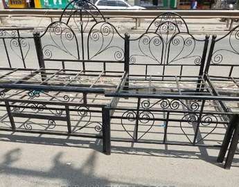 Simple metal bed