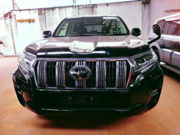 Toyota land cruiser prado petrol TX Black 2017 .