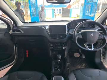 PEUGEOT 2008 WITH MOONROOF 2019