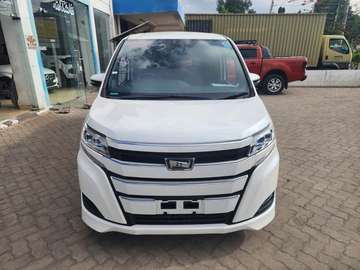 Toyota Noah 2018 peal white
