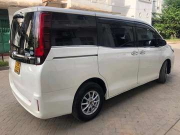 Toyota esquire 2016model 8 seater