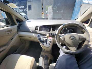 Toyota isis 7 seater 2015