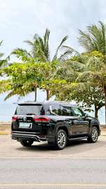 LANDCRUISER LC300 2023MODEL PETROL SUNROOF
