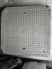 Lockable manhole cover D400