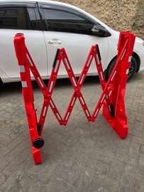 Portable expandable safety barricade