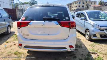 Mitsubishi outlander hybrid 2018 4wd white