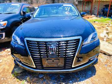 Toyota Crown Royalsaloon black 2017