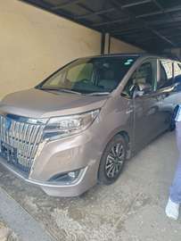Toyota Esquire hybrid gold 2019
