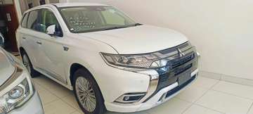 Mitsubishi Outlander SUV White Spacious Reliable