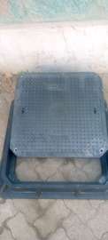 Lockable manhole cover
