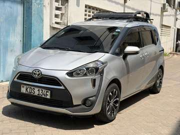 Toyota sienta normal 2017model 7 seater