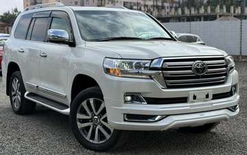 Toyota Land Cruiser Prado V8 ZX 2018 model fully loaded.