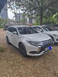 MITSUBISHI OUTLANDER PHEV (2016) 4WD — Kshs. 2.6 M