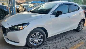 Mazda 2 pearl