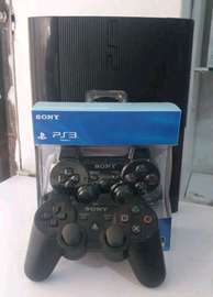 Chipped PS3 Superslim + 2 controllers