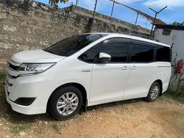 Toyota Noah Hybrid white 2018 2wd