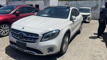 MERCEDES BENZ GLA 220 SUNROO 2019MODEL