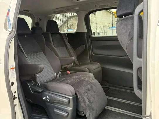 Toyota Alphard image 3