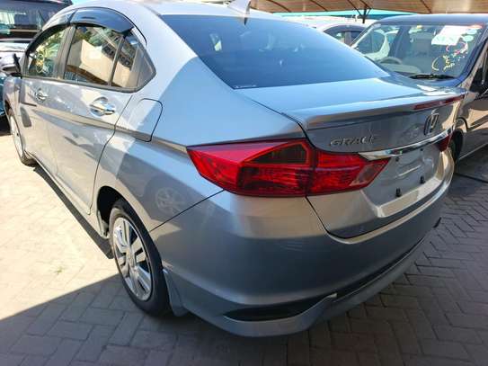 Honda Grace nom hybrid image 3