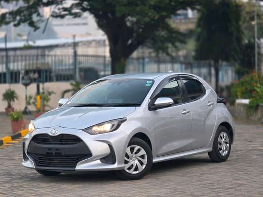 Toyota yaris. Silver image 3