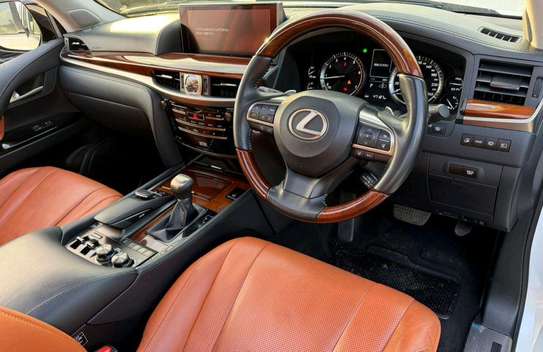 2019 Lexus LX570 image 9
