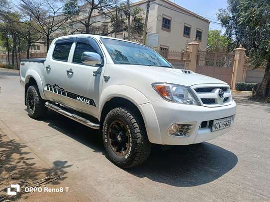 TOYOTA HILUX DOUBLE CAB MANUAL 4WD OPTIONAL DIESEL image 5
