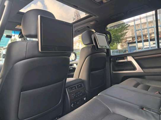 Toyota land Cruiser ZX V8 white 2018 image 6