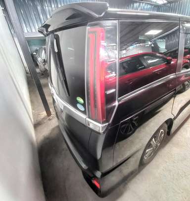 Toyota noah image 8