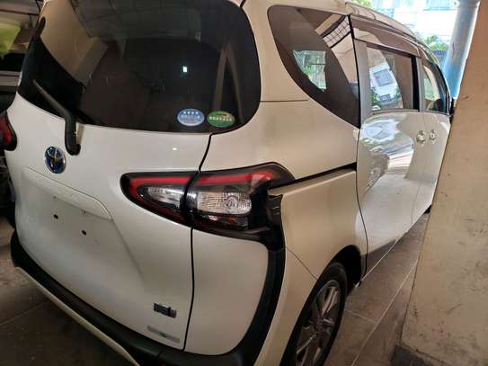 Toyota sienta image 3