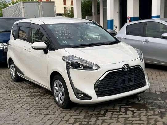 Toyota sienta image 10