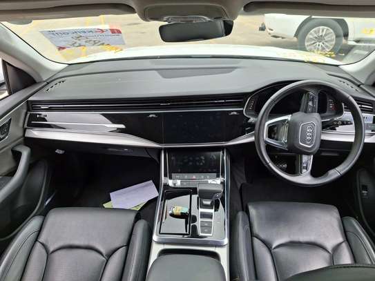 Audi Quattro Q8 2019 Sunroof image 7