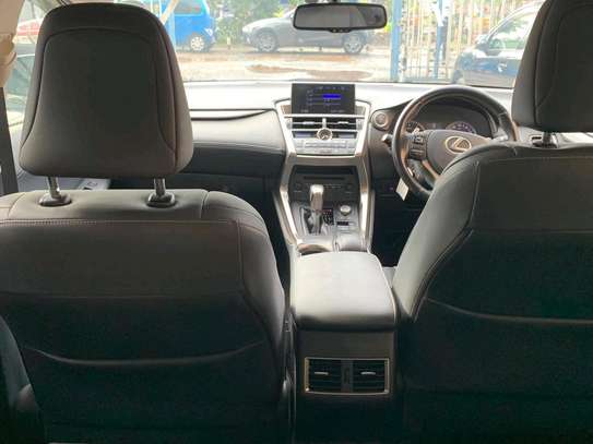 Lexus Nt 200 image 11