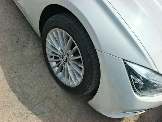 BMW 320i image 7