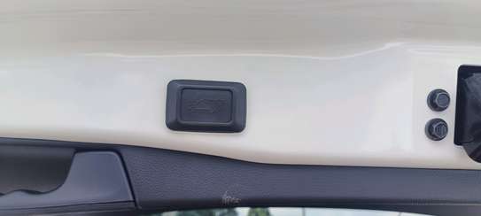 Toyota Rav4 White Hybrid 2018 image 9