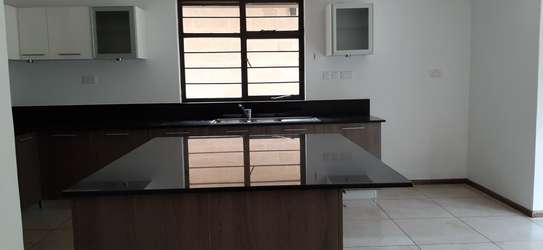 5 Bed Townhouse with En Suite in Rosslyn image 9