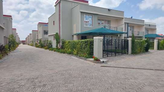 3 Bed Townhouse with En Suite in Kitengela image 1