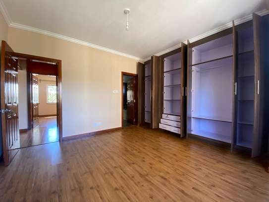 2 Bed Apartment with En Suite in Kilimani image 5